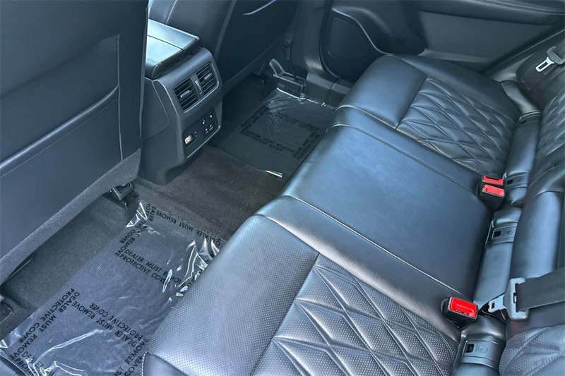 Nissan Rogue Vehicle Full-screen Gallery Image 12
