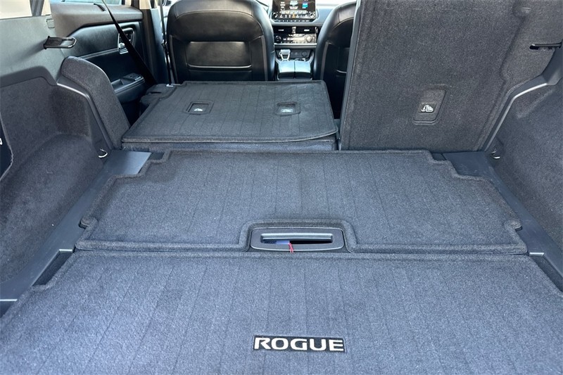 Nissan Rogue Vehicle Full-screen Gallery Image 15