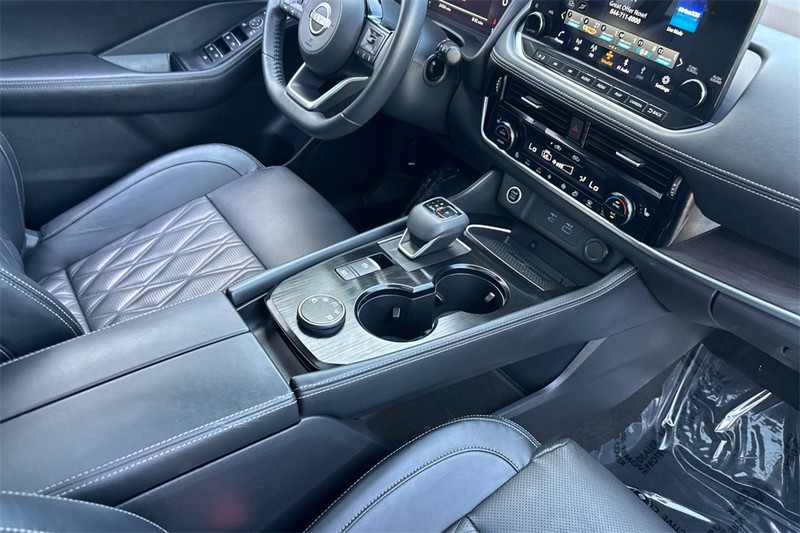 Nissan Rogue Vehicle Full-screen Gallery Image 16