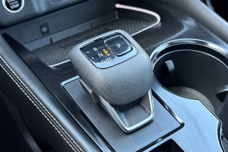 Nissan Rogue Vehicle Full-screen Gallery Image 22