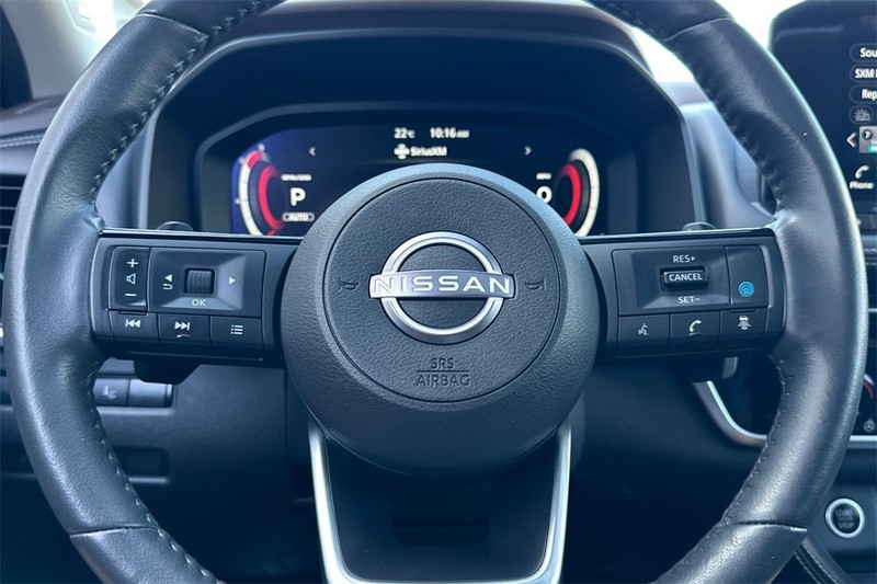 Nissan Rogue Vehicle Full-screen Gallery Image 24