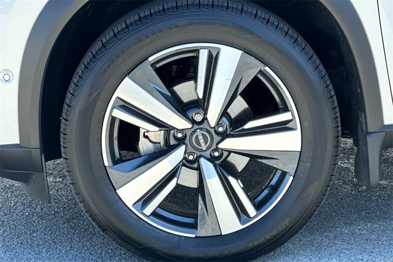 Nissan Rogue Vehicle Full-screen Gallery Image 27