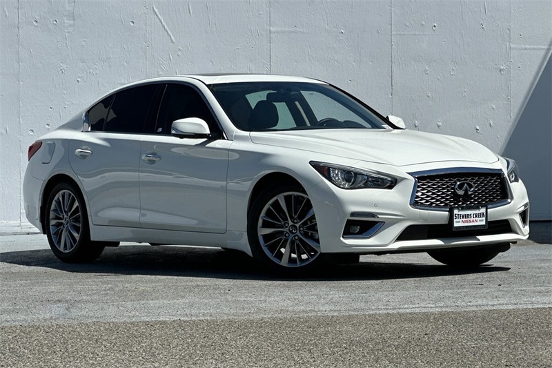 INFINITI Q50 Vehicle Full-screen Gallery Image 02