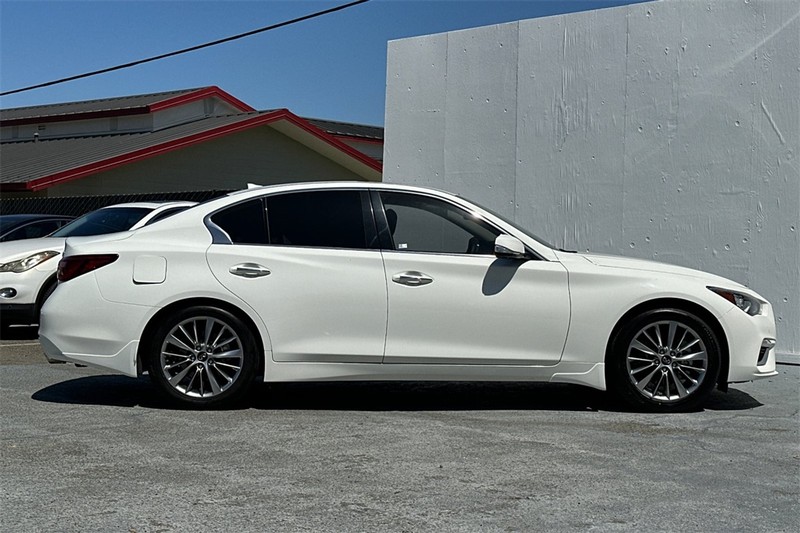 INFINITI Q50 Vehicle Full-screen Gallery Image 03