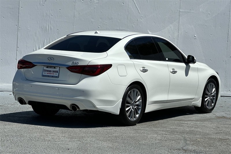 INFINITI Q50 Vehicle Full-screen Gallery Image 04