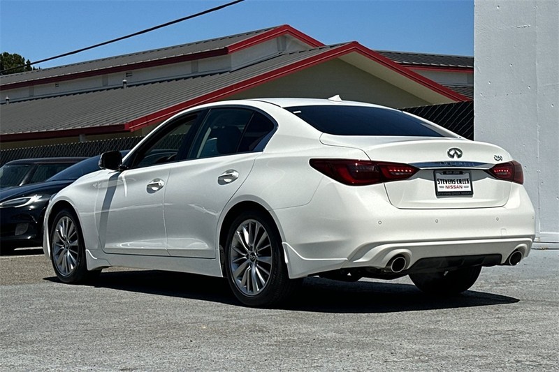 INFINITI Q50 Vehicle Full-screen Gallery Image 06