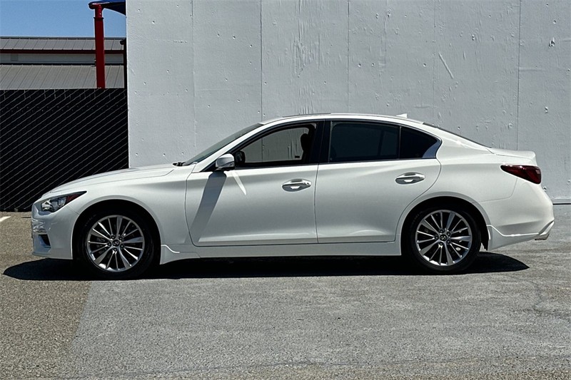 INFINITI Q50 Vehicle Full-screen Gallery Image 07