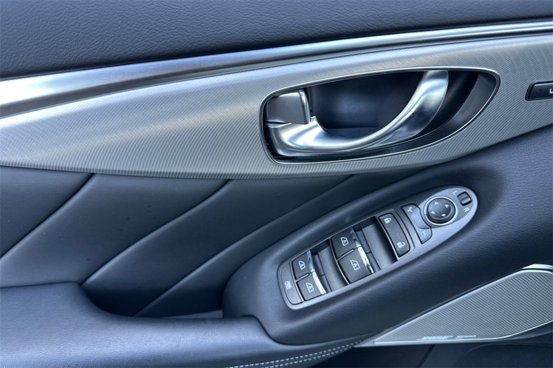 INFINITI Q50 Vehicle Full-screen Gallery Image 11