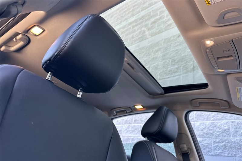 INFINITI Q50 Vehicle Full-screen Gallery Image 16