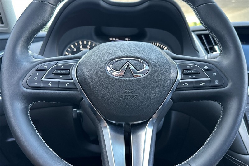 INFINITI Q50 Vehicle Full-screen Gallery Image 22