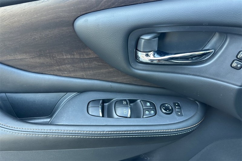 Nissan Murano Vehicle Full-screen Gallery Image 11