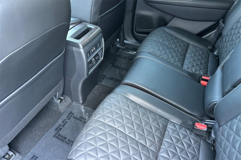 Nissan Murano Vehicle Full-screen Gallery Image 12