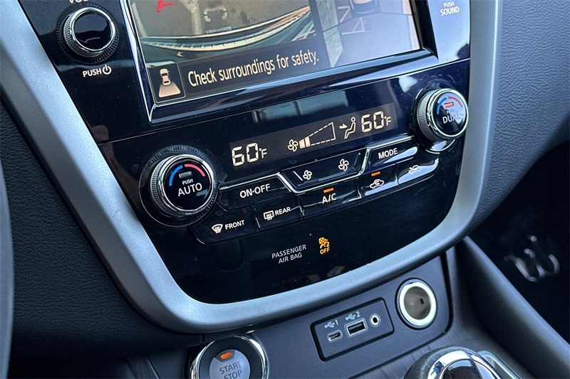 Nissan Murano Vehicle Full-screen Gallery Image 19