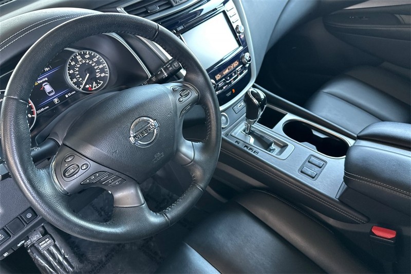 Nissan Murano Vehicle Full-screen Gallery Image 10