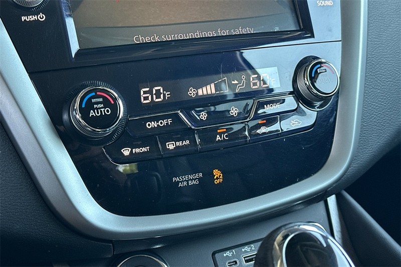 Nissan Murano Vehicle Full-screen Gallery Image 20