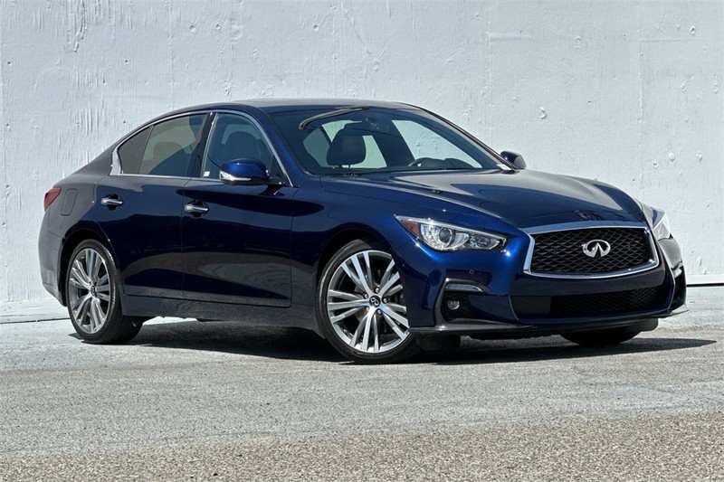 INFINITI Q50 Vehicle Full-screen Gallery Image 02