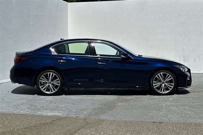 INFINITI Q50 Vehicle Full-screen Gallery Image 03