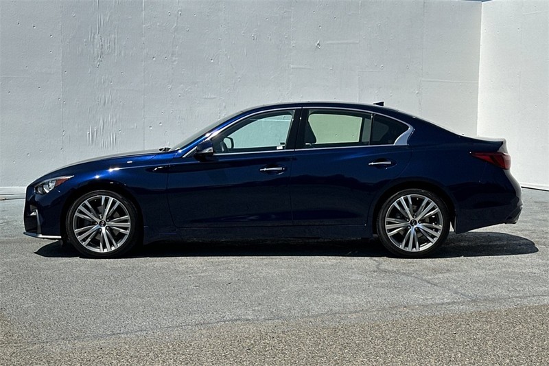 INFINITI Q50 Vehicle Full-screen Gallery Image 07