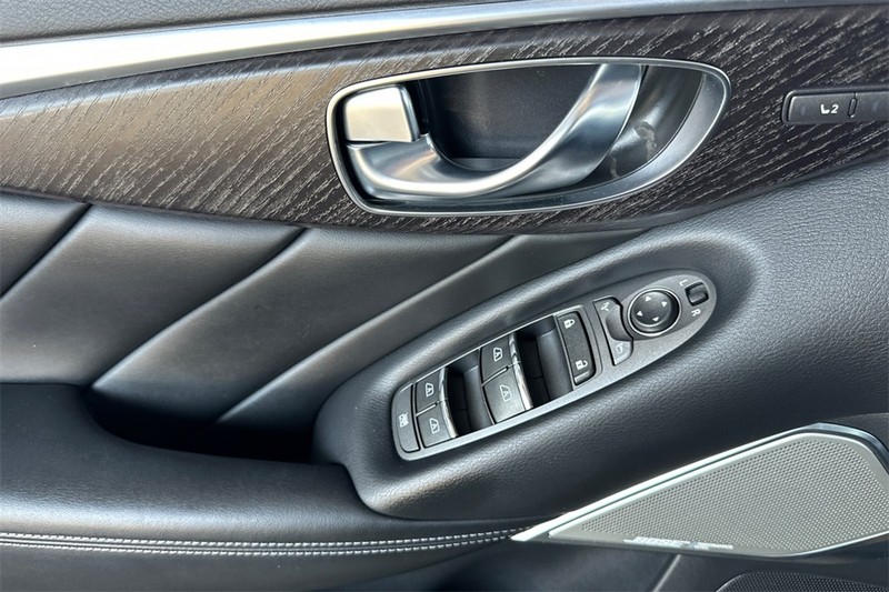 INFINITI Q50 Vehicle Full-screen Gallery Image 11