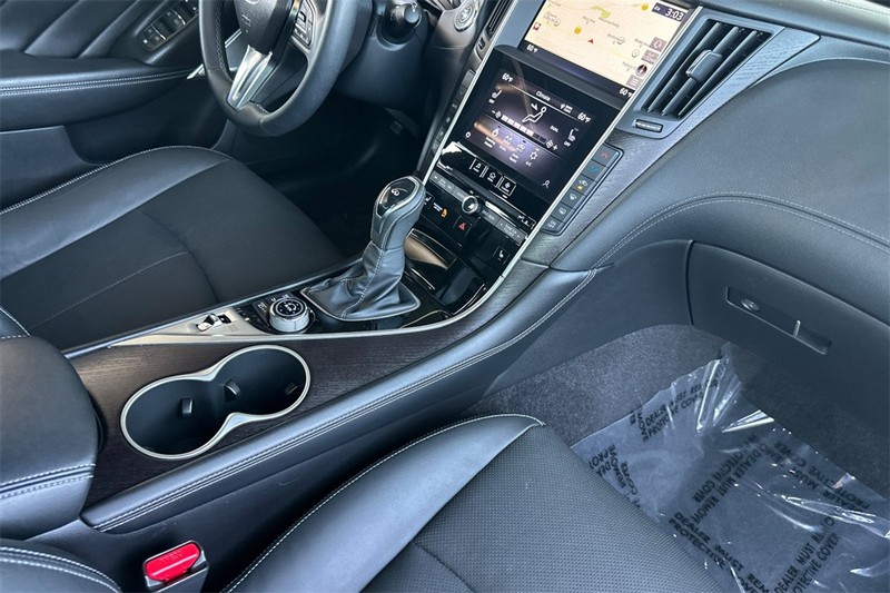 INFINITI Q50 Vehicle Full-screen Gallery Image 15