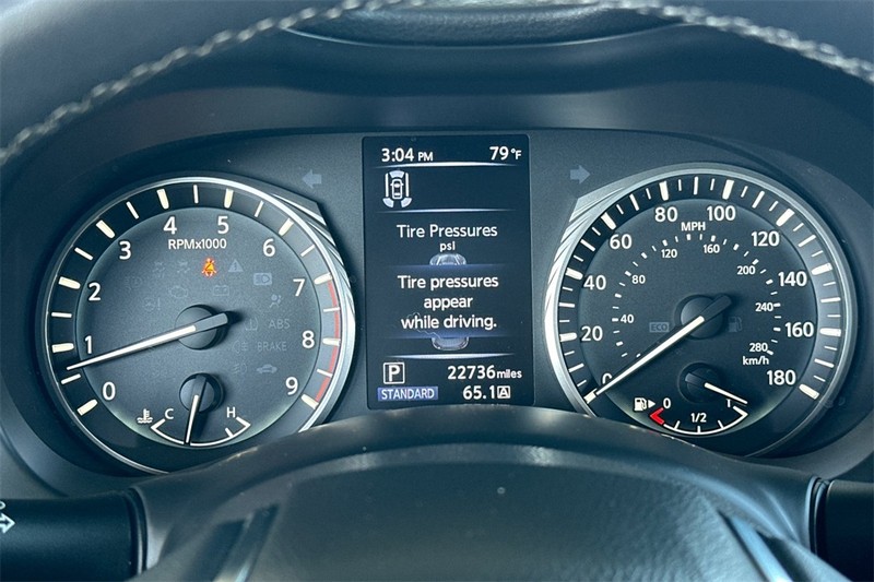 INFINITI Q50 Vehicle Full-screen Gallery Image 24