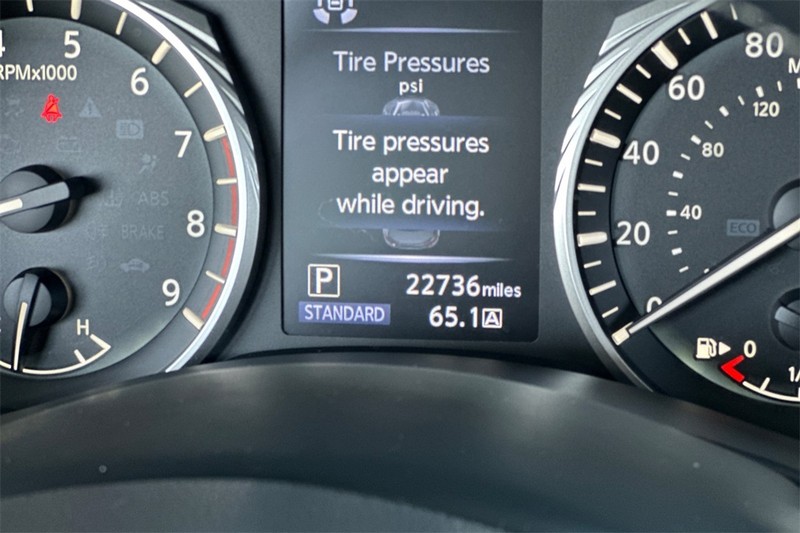 INFINITI Q50 Vehicle Full-screen Gallery Image 25