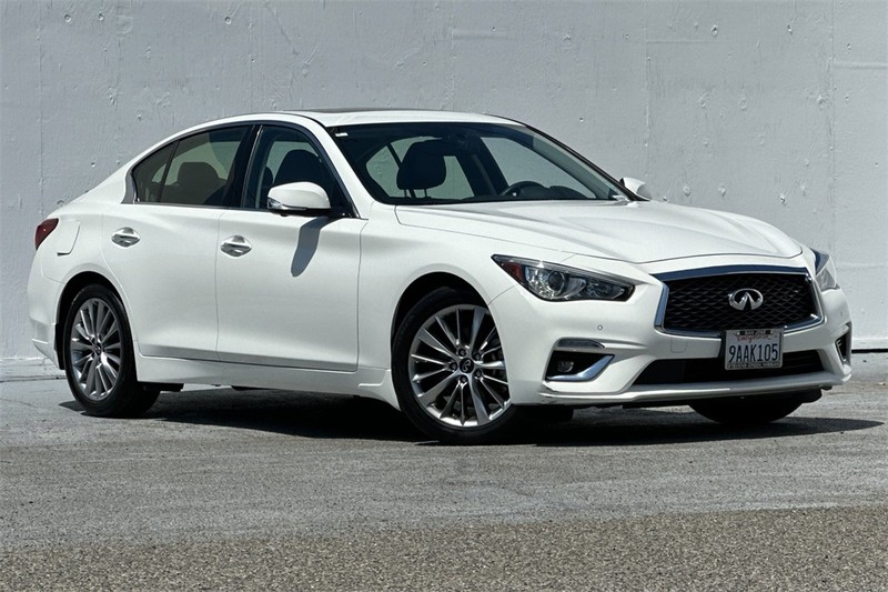 INFINITI Q50 Vehicle Full-screen Gallery Image 02