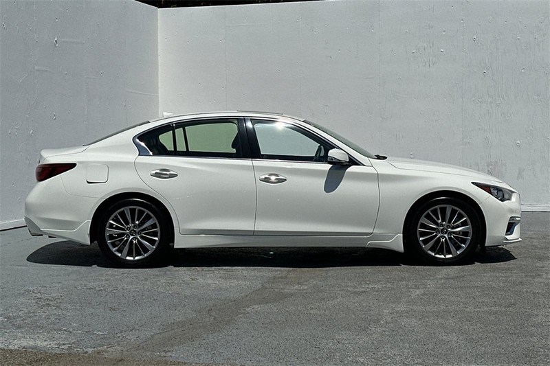INFINITI Q50 Vehicle Full-screen Gallery Image 03
