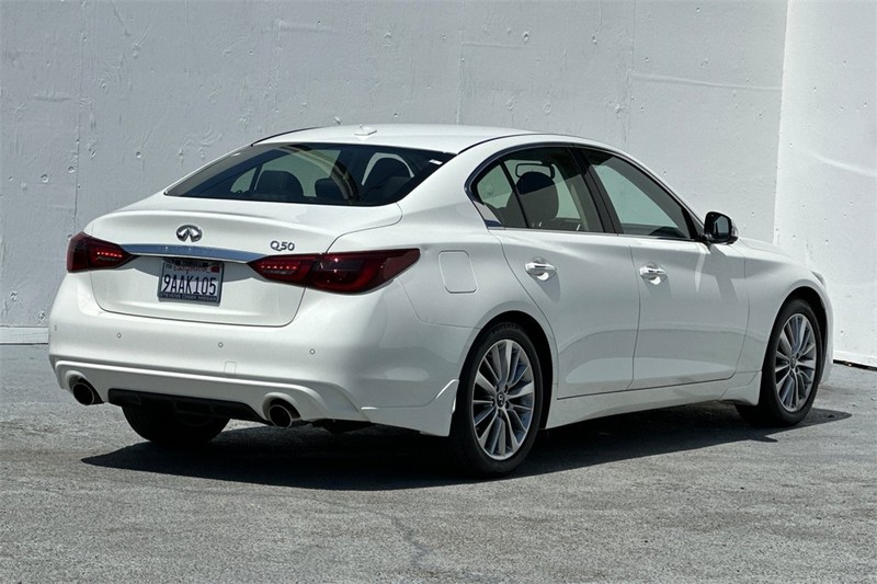 INFINITI Q50 Vehicle Full-screen Gallery Image 04