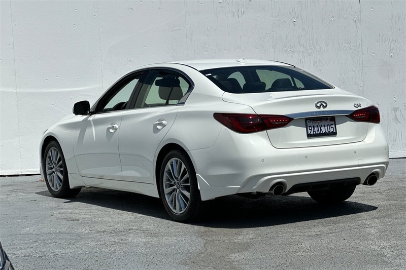 INFINITI Q50 Vehicle Full-screen Gallery Image 06