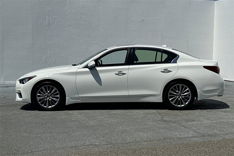 INFINITI Q50 Vehicle Full-screen Gallery Image 07