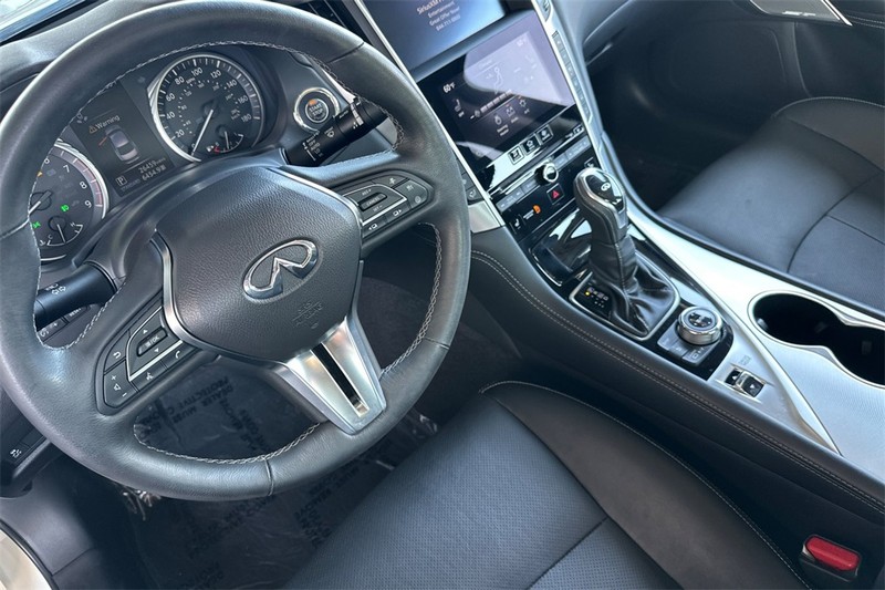 INFINITI Q50 Vehicle Full-screen Gallery Image 10