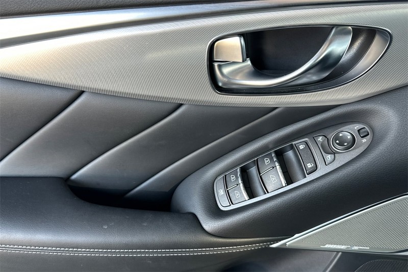 INFINITI Q50 Vehicle Full-screen Gallery Image 11