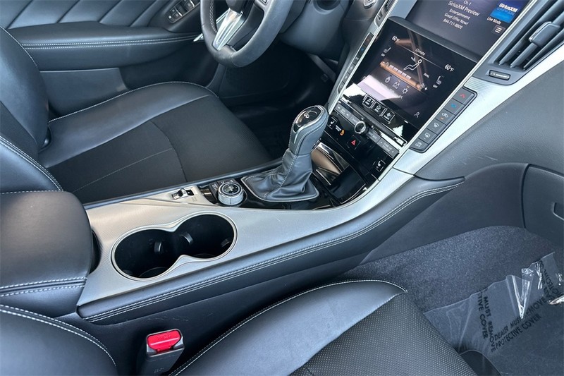 INFINITI Q50 Vehicle Full-screen Gallery Image 15