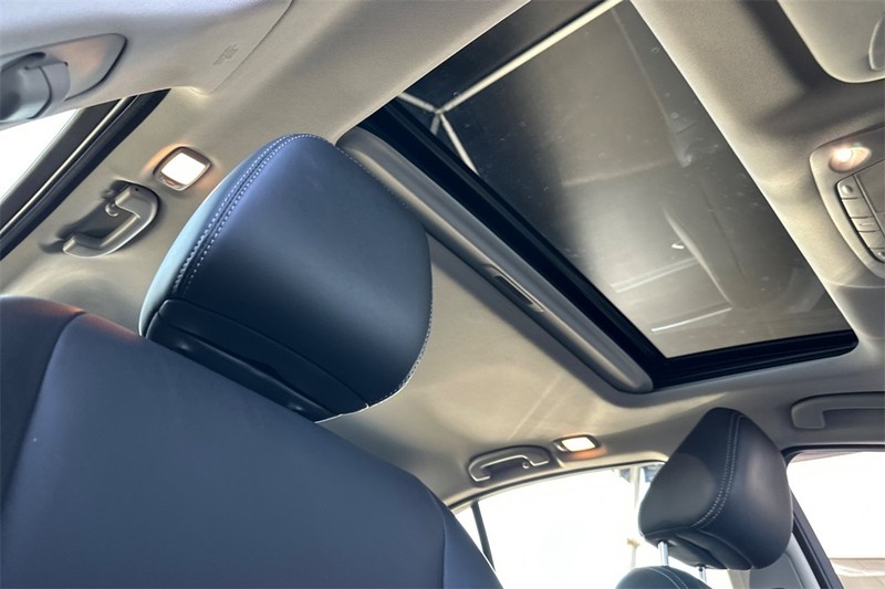 INFINITI Q50 Vehicle Full-screen Gallery Image 16