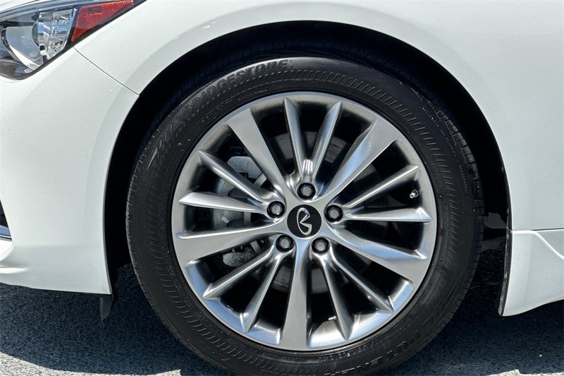 INFINITI Q50 Vehicle Full-screen Gallery Image 25