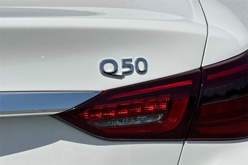 INFINITI Q50 Vehicle Full-screen Gallery Image 26