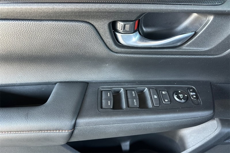 Honda CR-V Hybrid Vehicle Full-screen Gallery Image 11