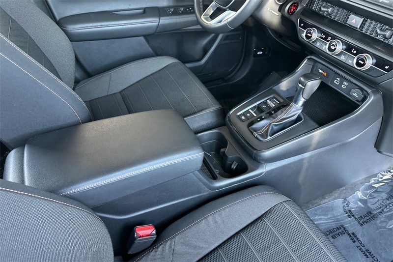 Honda CR-V Hybrid Vehicle Full-screen Gallery Image 16