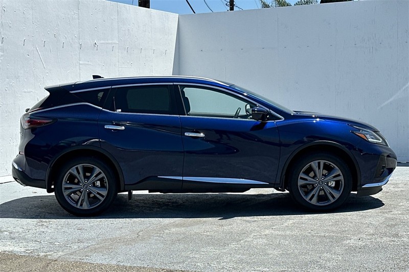 Nissan Murano Vehicle Full-screen Gallery Image 03