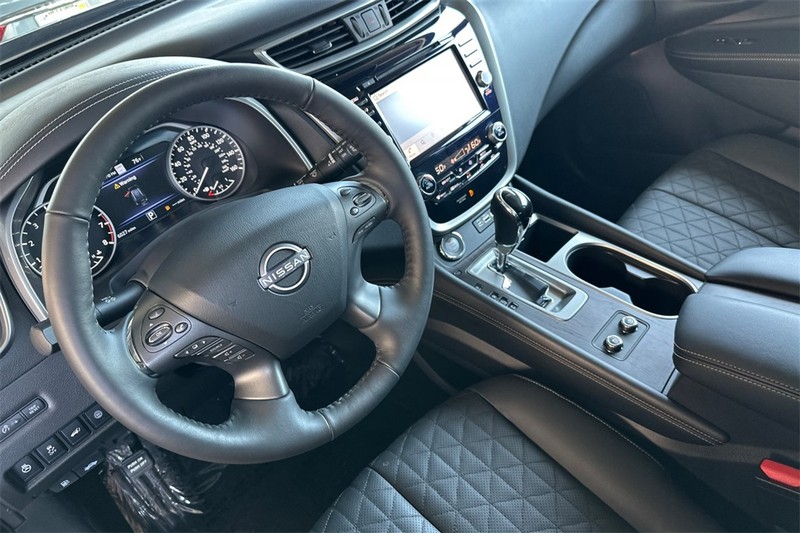 Nissan Murano Vehicle Full-screen Gallery Image 10