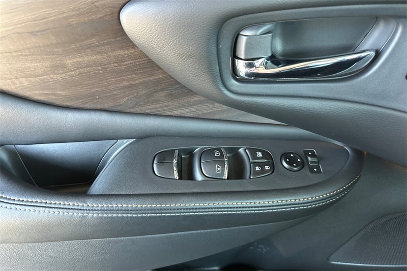 Nissan Murano Vehicle Full-screen Gallery Image 11