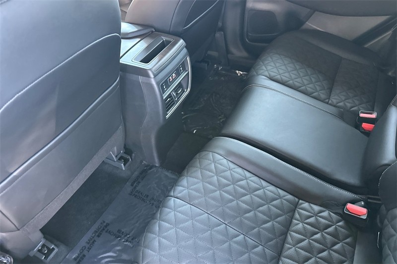 Nissan Murano Vehicle Full-screen Gallery Image 12