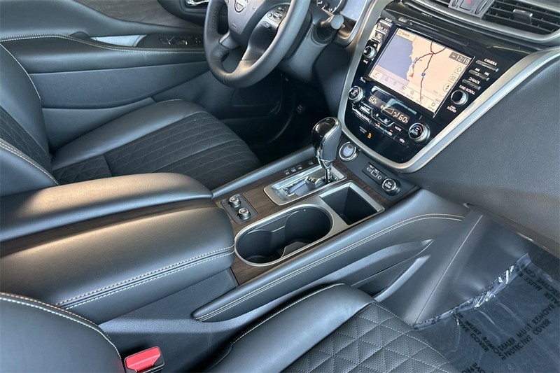 Nissan Murano Vehicle Full-screen Gallery Image 16