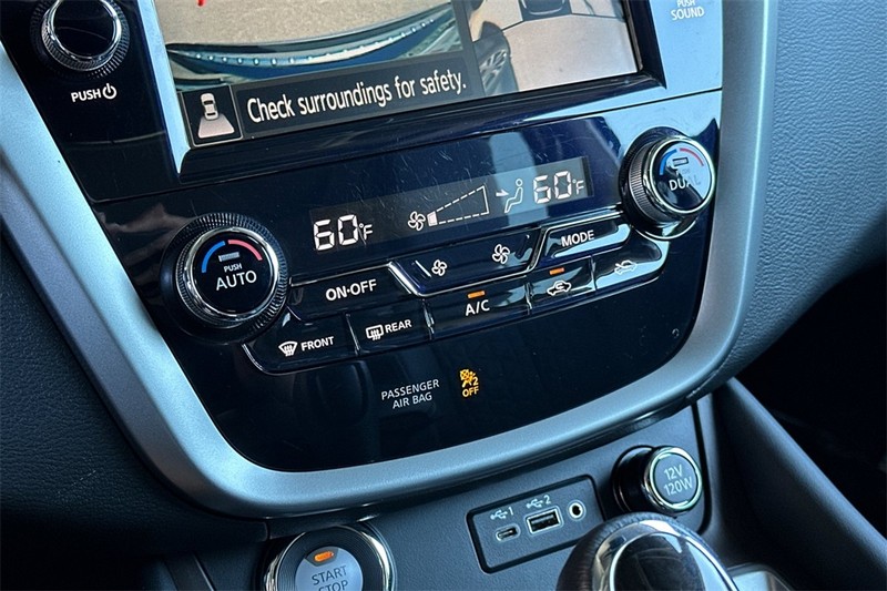 Nissan Murano Vehicle Full-screen Gallery Image 21