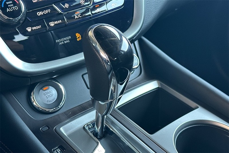 Nissan Murano Vehicle Full-screen Gallery Image 22