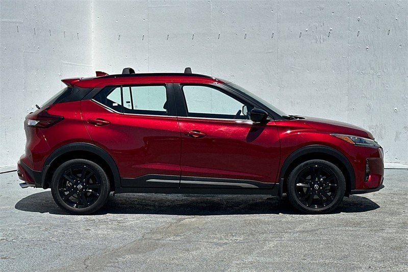 Nissan Kicks Vehicle Full-screen Gallery Image 03
