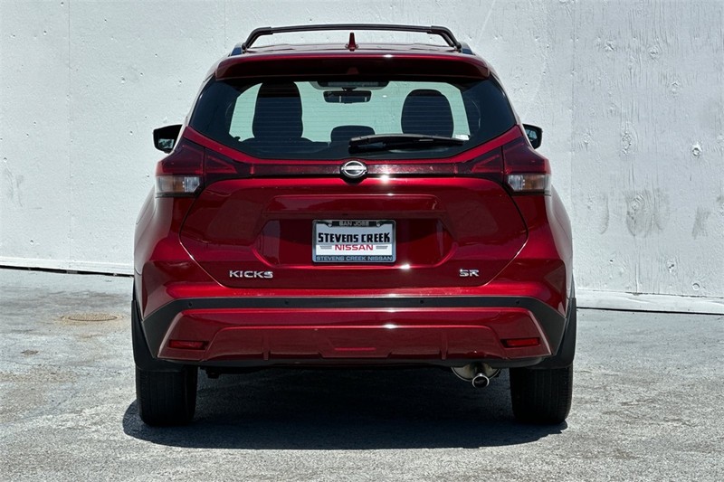 Nissan Kicks Vehicle Full-screen Gallery Image 05