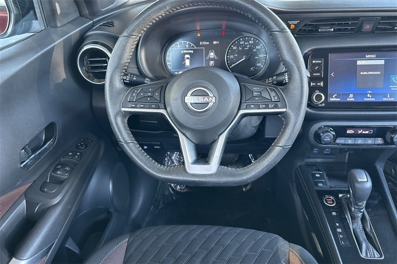 Nissan Kicks Vehicle Full-screen Gallery Image 14