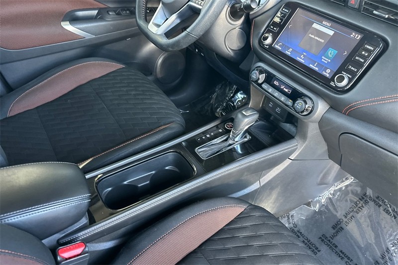Nissan Kicks Vehicle Full-screen Gallery Image 16